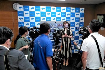 長門市長、副市長へ完成報告披露会「明るいほうへプロジェクト動画」